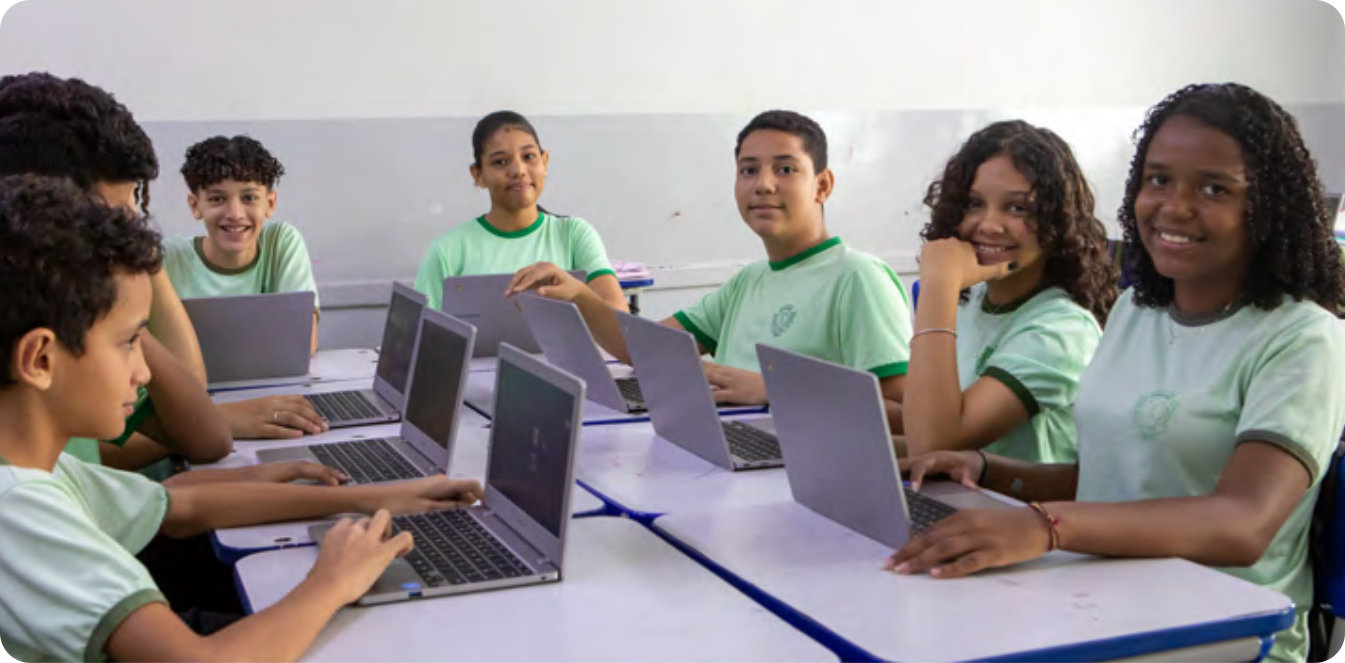 Estudantes usando notebooks